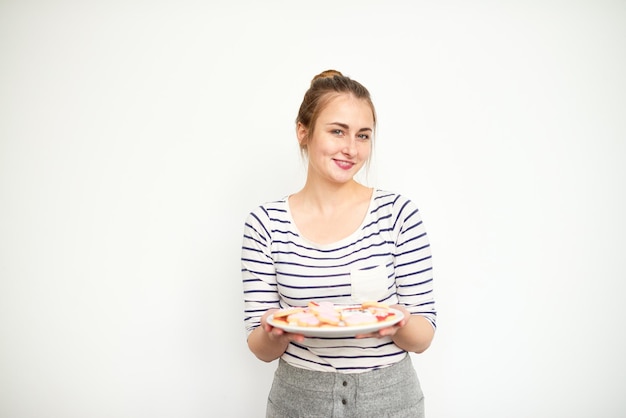 Persona zâmbitoare cu farfurie